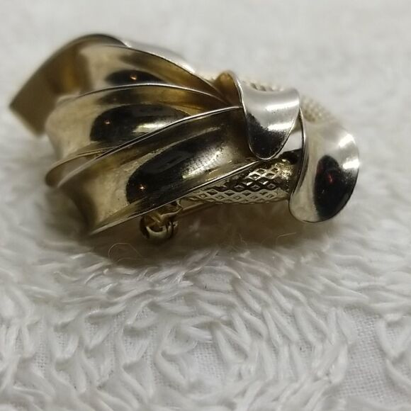 Gold Circle Pin Brooch  wrapped by gold tone ribbon style - Picture 6 of 9